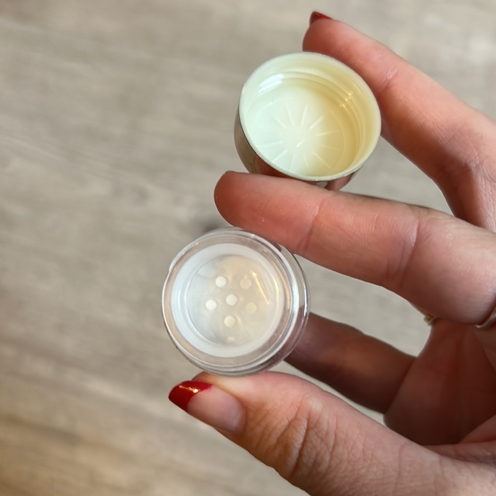 Extraordinary Translucent Powder - Picture 3 of 4